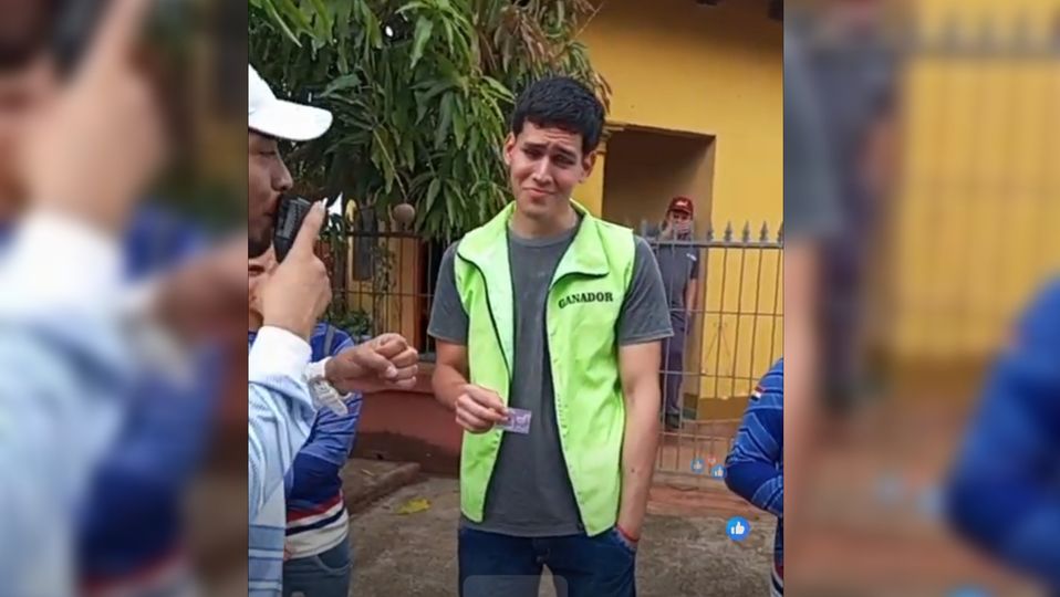 Puede ser una imagen de 5 personas, personas sonriendo y texto que dice "GANADOR"