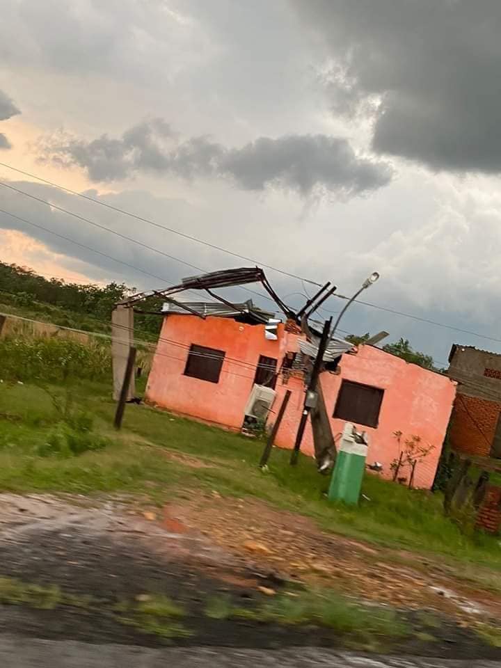 Puede ser una imagen de tornado y nube