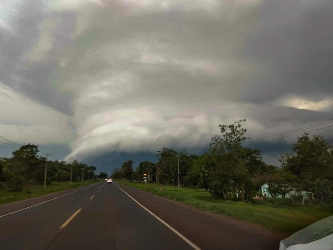 Puede ser una imagen de tornado y nube